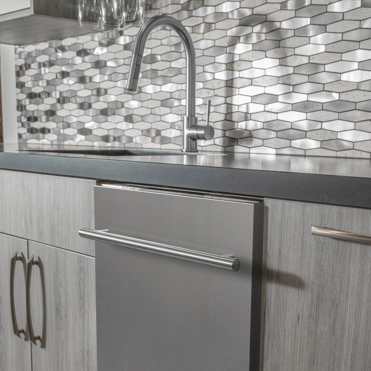 ZLINE 24 in. Stainless Steel Top Control Built-In Dishwasher with Stainless Steel Tub and Modern Style Handle (DW-304-24)