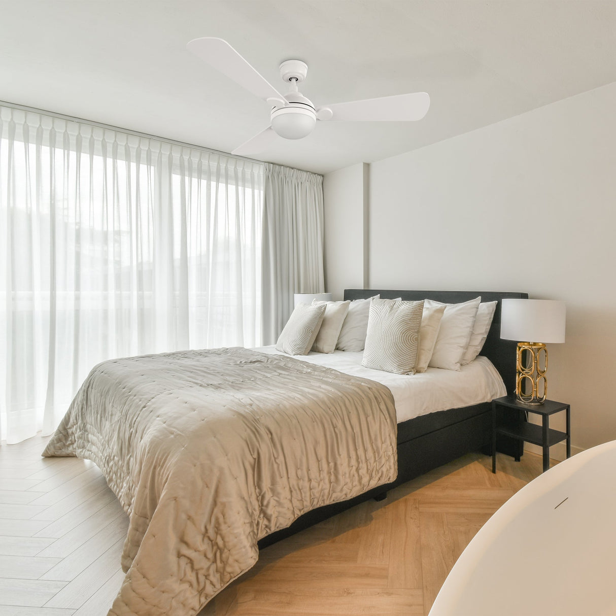 ZEPHYR 52 In 3 Blade Smart Ceiling Fan With Integrated LED Lights With Remote Control