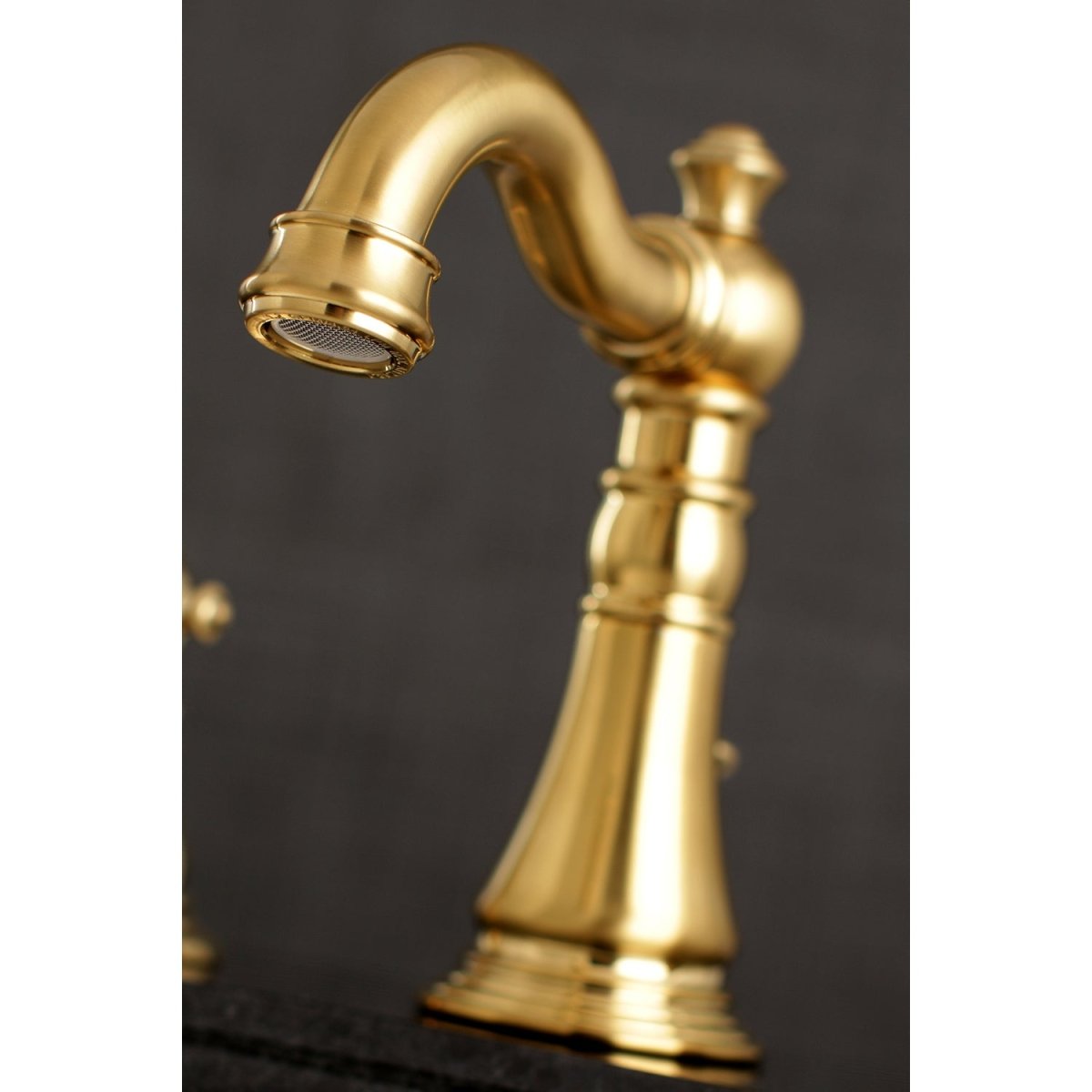 American Classic Widespread Bathroom Faucet - BUILDMYPLACE