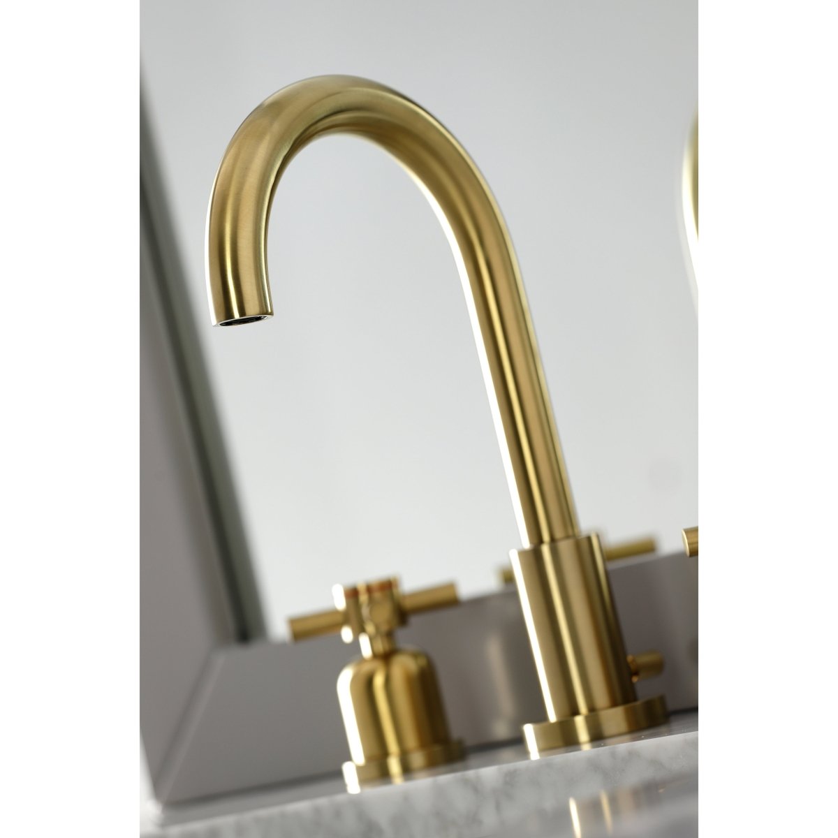 Concord Widespread Modern Bathroom Faucet - BUILDMYPLACE