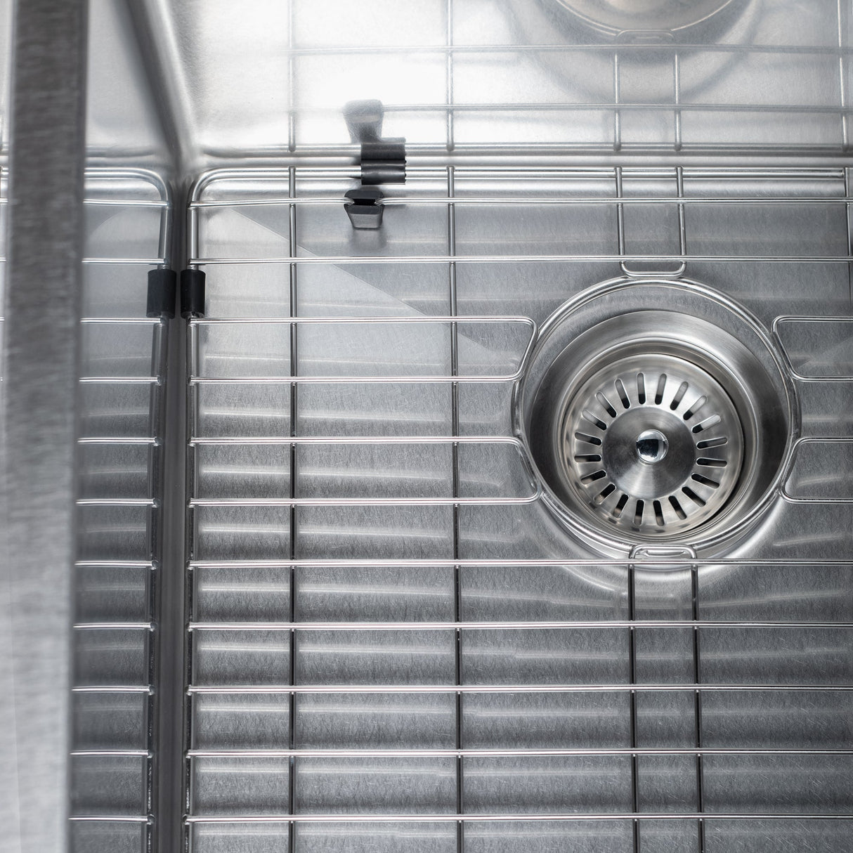 ZLINE 33 in. Chamonix Undermount Double Bowl Satin Stainless Steel Kitchen Sink with Bottom Grid (SR60D-33S)